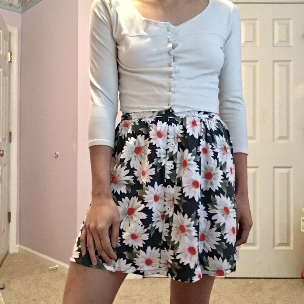$5 W/ BUNDLE Hollister Dark Green Floral Skirt - Picture 2 of 8